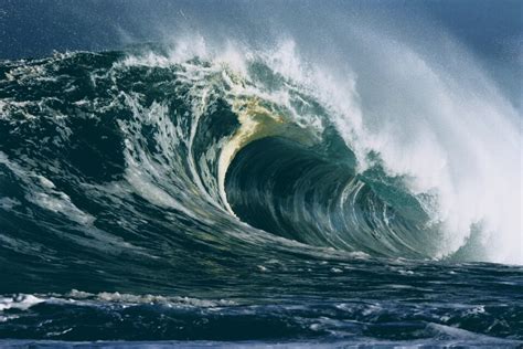 what causes sneaker waves
